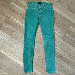 HUDSON JEANS NICO MIDRISE SUPER SKINNY IN ENVY. SIZE 25.